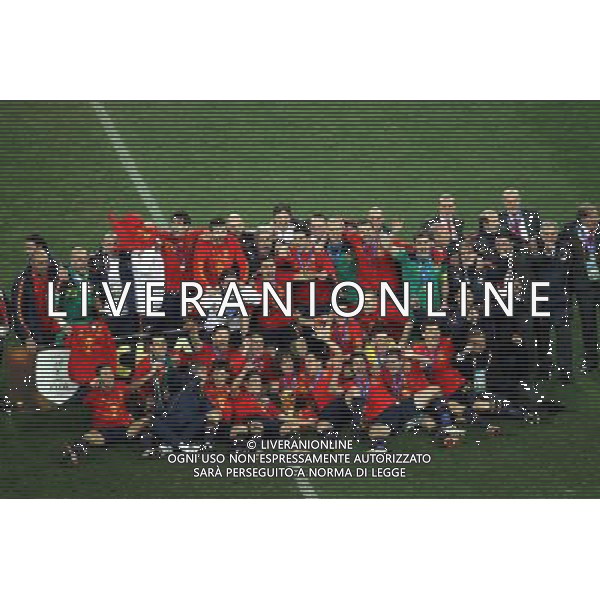 (100712) -- JOHANNESBURG, July 12, 2010 () -- Players of Spain pose for photos during the awarding ceremony after the 2010 FIFA football World Cup final match against the Netherlands on July 11, 2010 at Soccer City stadium in Johannesburg, South Africa. Spain won the final 1-0. (/Xing Guangli)(ljq) ©Photoshot/Agenzia Aldo Liverani Sas - ITALY ONLY: OLANDA - SPAGNA FINALE FIFA WORLD CUP CAMPIONATI MONDIALI SUD AFRICA 2010