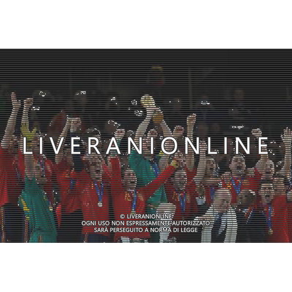 (100712) -- JOHANNESBURG, July 12, 2010 () -- Spain\'s Iker Casillas (C) holds up the trophy during the awarding ceremony after the World Cup final against the Netherlands at Soccer City stadium in Johannesburg, South Africa, July 11, 2010. Spain won the match 1-0. (/Liao Yujie) ©Photoshot/Agenzia Aldo Liverani Sas - ITALY ONLY: OLANDA - SPAGNA FINALE FIFA WORLD CUP CAMPIONATI MONDIALI SUD AFRICA 2010