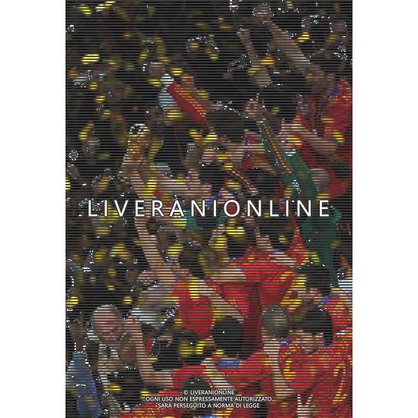 (100712) -- JOHANNESBURG, July 12, 2010 () -- Spain\'s team celebrates on the podium during the awarding ceremony after the World Cup final against the Netherlands at Soccer City stadium in Johannesburg, South Africa, July 11, 2010. Spain won the match 1-0. (/Li Ga) ©Photoshot/Agenzia Aldo Liverani Sas - ITALY ONLY: OLANDA - SPAGNA FINALE FIFA WORLD CUP CAMPIONATI MONDIALI SUD AFRICA 2010