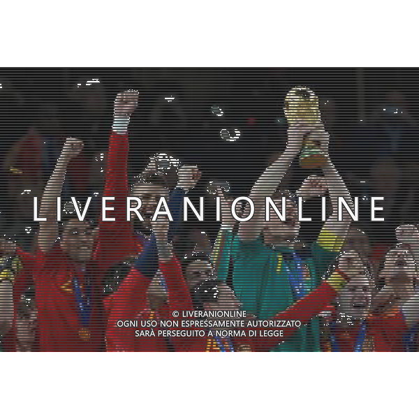 (100712) -- JOHANNESBURG, July 12, 2010 () -- Spain\'s Iker Casillas (R3) holds up the trophy during the awarding ceremony after the World Cup final against the Netherlands at Soccer City stadium in Johannesburg, South Africa, July 11, 2010. Spain won the match 1-0. (/Liao Yujie) ©Photoshot/Agenzia Aldo Liverani Sas - ITALY ONLY: OLANDA - SPAGNA FINALE FIFA WORLD CUP CAMPIONATI MONDIALI SUD AFRICA 2010