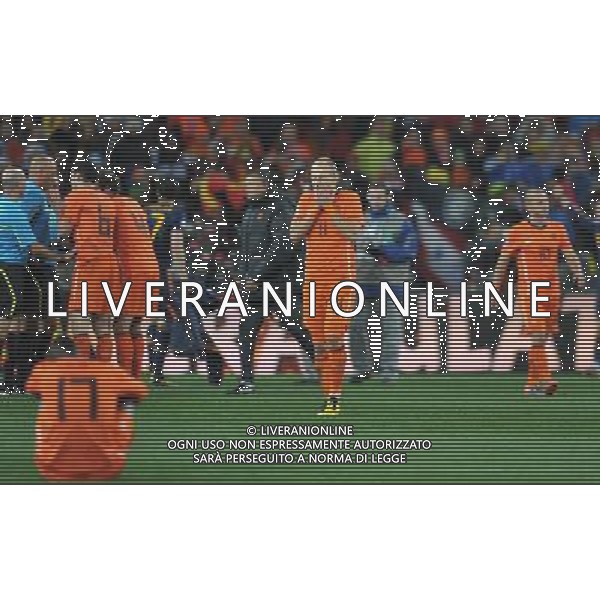 (100712) -- JOHANNESBURG, July 12, 2010 () -- Arjen Robben (C) of the Netherlands reacts after the 2010 FIFA football World Cup final match against Spain on July 11, 2010 at Soccer City stadium in Johannesburg, South Africa. The Netherlands lost the final 0-1. (/Yang Lei)(ljq) ©Photoshot/Agenzia Aldo Liverani Sas - ITALY ONLY: OLANDA - SPAGNA FINALE FIFA WORLD CUP CAMPIONATI MONDIALI SUD AFRICA 2010