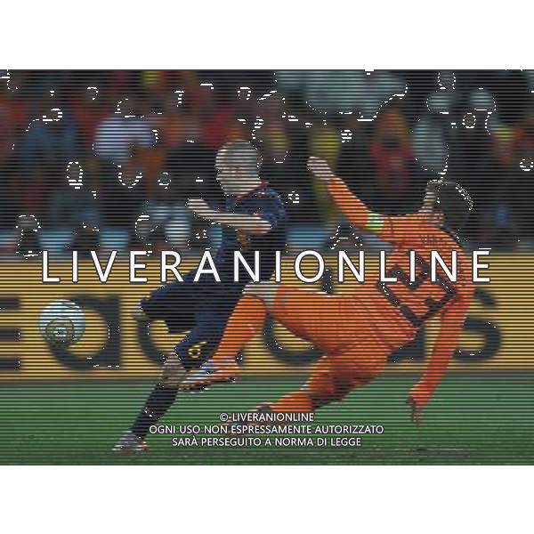 (100712) -- JOHANNESBURG, July 12, 2010 () -- Andres Iniesta (L) of Spain shoots to score during the World Cup final against the Netherlands at Soccer City stadium in Johannesburg, South Africa, July 11, 2010. Spain won the match 1-0. (/Wang Yuguo) ©Photoshot/Agenzia Aldo Liverani Sas - ITALY ONLY: OLANDA - SPAGNA FINALE FIFA WORLD CUP CAMPIONATI MONDIALI SUD AFRICA 2010