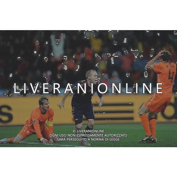 (100712) -- JOHANNESBURG, July 12, 2010 () -- Andres Iniesta (C) of Spain celebrates his goal during the World Cup final against the Netherlands at Soccer City stadium in Johannesburg, South Africa, July 11, 2010. Spain won the final 1-0. (/Wang Yuguo) ©Photoshot/Agenzia Aldo Liverani Sas - ITALY ONLY: OLANDA - SPAGNA FINALE FIFA WORLD CUP CAMPIONATI MONDIALI SUD AFRICA 2010