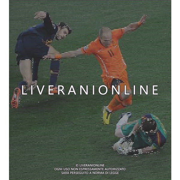 (100712) -- JOHANNESBURG, July 12, 2010 () -- Arjen Robben (C) of the Netherlands shoots but fails to score during the World Cup final against Spain at Soccer City stadium in Johannesburg, South Africa, July 11, 2010. The Netherlands lost the match 0-1. (/Li Ga) ©Photoshot/Agenzia Aldo Liverani Sas - ITALY ONLY: OLANDA - SPAGNA FINALE FIFA WORLD CUP CAMPIONATI MONDIALI SUD AFRICA 2010