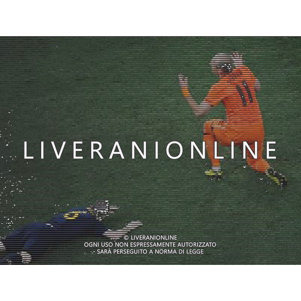 (100712) -- JOHANNESBURG, July 12, 2010 () -- Arjen Robben (R) of the Netherlands gestures during the World Cup final against Spain at Soccer City stadium in Johannesburg, South Africa, July 11, 2010. The Netherlands lost the match 0-1. (/Li Ga) ©Photoshot/Agenzia Aldo Liverani Sas - ITALY ONLY: OLANDA - SPAGNA FINALE FIFA WORLD CUP CAMPIONATI MONDIALI SUD AFRICA 2010