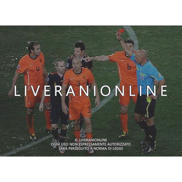 (100712) -- JOHANNESBURG, July 12, 2010 () -- John Heitinga (C) of the Netherlands gets a red card during the World Cup final against Spain at Soccer City stadium in Johannesburg, South Africa, July 11, 2010. The Netherlands lost the match 0-1. (/Li Ga) ©Photoshot/Agenzia Aldo Liverani Sas - ITALY ONLY: OLANDA - SPAGNA FINALE FIFA WORLD CUP CAMPIONATI MONDIALI SUD AFRICA 2010