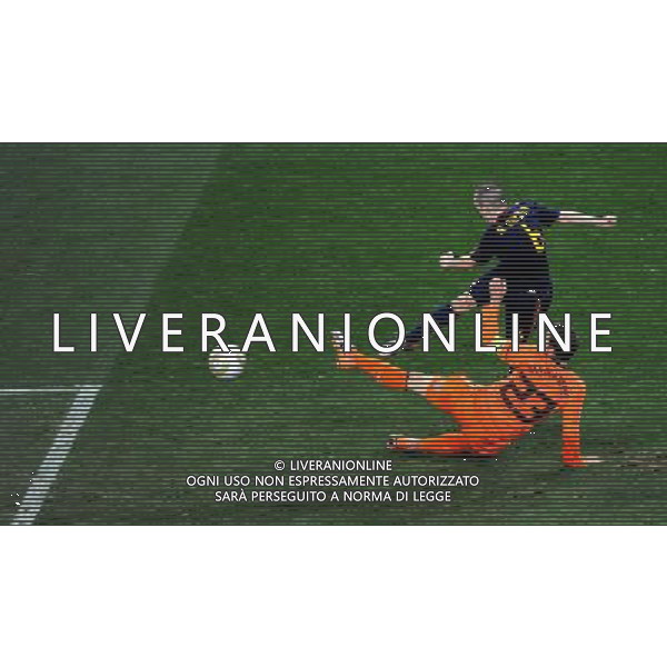 (100712) -- JOHANNESBURG, July 12, 2010 () -- Andres Iniesta (top) of Spain shoots to score during the World Cup final against the Netherlands at Soccer City stadium in Johannesburg, South Africa, July 11, 2010. Spain won the match 1-0. (/Li Ga) ©Photoshot/Agenzia Aldo Liverani Sas - ITALY ONLY: OLANDA - SPAGNA FINALE FIFA WORLD CUP CAMPIONATI MONDIALI SUD AFRICA 2010