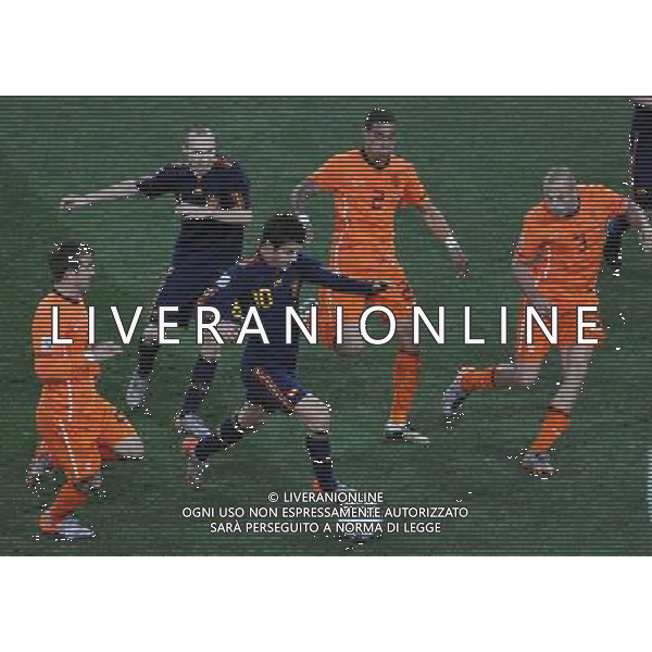 (100712) -- JOHANNESBURG, July 12, 2010 () -- Cesc Fabregas (L3) of Spain controls the ball during the World Cup final against the Netherlands at Soccer City stadium in Johannesburg, South Africa, July 11, 2010. Spain won the final 1-0. (/Chen Haitong) ©Photoshot/Agenzia Aldo Liverani Sas - ITALY ONLY: OLANDA - SPAGNA FINALE FIFA WORLD CUP CAMPIONATI MONDIALI SUD AFRICA 2010