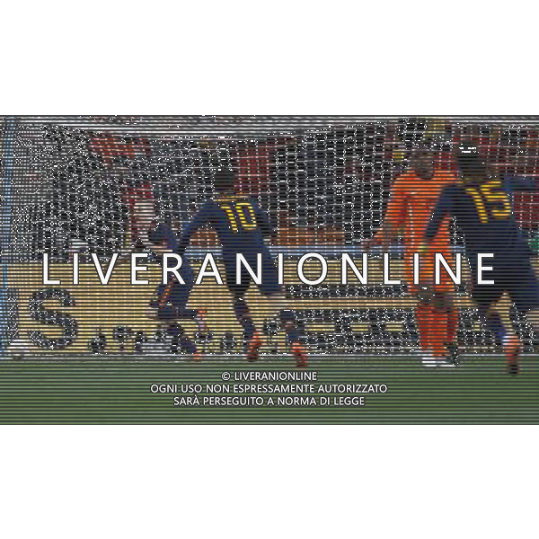 (100712) -- JOHANNESBURG, July 12, 2010 () -- Andres Iniesta (L) of Spain celebrates his goal during the World Cup final against the Netherlands at Soccer City stadium in Johannesburg, South Africa, July 11, 2010. Spain won the match 1-0. (/Liao Yujie) ©Photoshot/Agenzia Aldo Liverani Sas - ITALY ONLY: OLANDA - SPAGNA FINALE FIFA WORLD CUP CAMPIONATI MONDIALI SUD AFRICA 2010