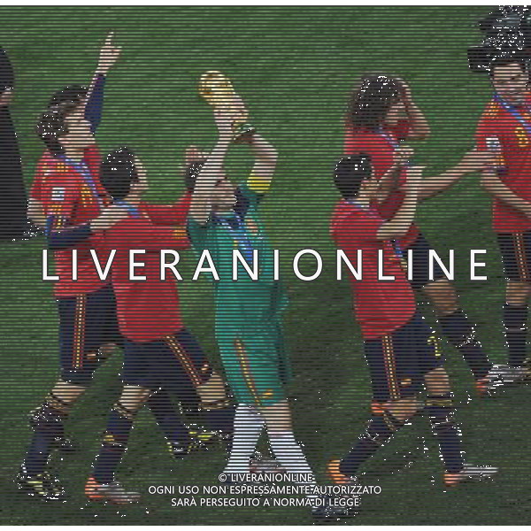 (100712) -- JOHANNESBURG, July 12, 2010 () -- Goalkeeper and captain of the Spanish team Iker Casillas (C) holds up the trophy during the awarding ceremony after the World Cup final against the Netherlands at Soccer City stadium in Johannesburg, South Africa, July 11, 2010. Spain won the match 1-0. (/Li Ga) ©Photoshot/Agenzia Aldo Liverani Sas - ITALY ONLY: OLANDA - SPAGNA FINALE FIFA WORLD CUP CAMPIONATI MONDIALI SUD AFRICA 2010