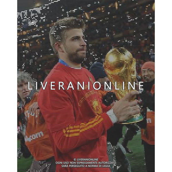 (100712) -- JOHANNESBURG, July 12, 2010 () -- Gerard Pique of Spain holds the World Cup trophy after the 2010 FIFA football World Cup final match against the Netherlands on July 11, 2010 at Soccer City stadium in Johannesburg, South Africa. Spain won the final 1-0. (/Yang Lei)(ljq) ©Photoshot/Agenzia Aldo Liverani Sas - ITALY ONLY: OLANDA - SPAGNA FINALE FIFA WORLD CUP CAMPIONATI MONDIALI SUD AFRICA 2010