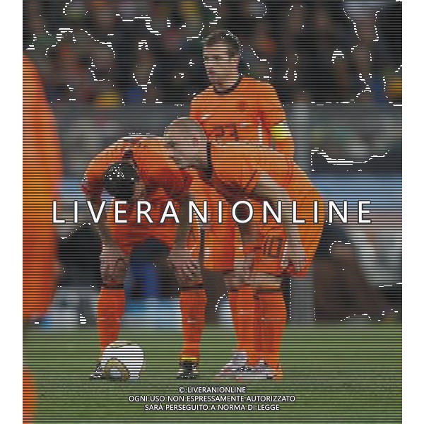 (100712) -- JOHANNESBURG, July 12, 2010 () -- Wesley Sneijder (front R) of the Netherlands gestures during the World Cup final against Spain at Soccer City stadium in Johannesburg, South Africa, July 11, 2010. The Netherlands lost the match 0-1. (/Liao Yujie) ©Photoshot/Agenzia Aldo Liverani Sas - ITALY ONLY: OLANDA - SPAGNA FINALE FIFA WORLD CUP CAMPIONATI MONDIALI SUD AFRICA 2010