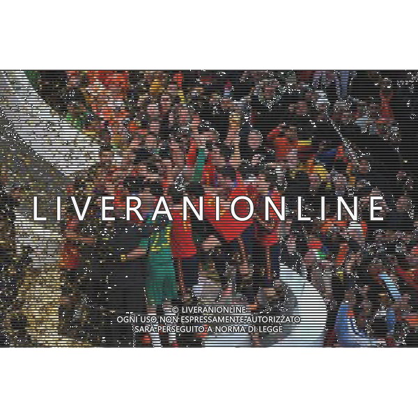 (100712) -- JOHANNESBURG, July 12, 2010 () -- Players of Spain celebrate during the awarding ceremony after the 2010 FIFA football World Cup final match against the Netherlands on July 11, 2010 at Soccer City stadium in Johannesburg, South Africa. Spain won the final 1-0. (/Xu Suhui) ©Photoshot/Agenzia Aldo Liverani Sas - ITALY ONLY: OLANDA - SPAGNA FINALE FIFA WORLD CUP CAMPIONATI MONDIALI SUD AFRICA 2010