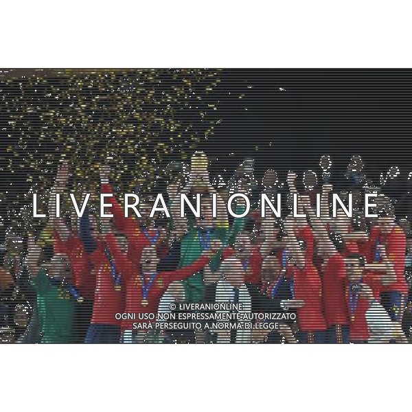 (100712) -- JOHANNESBURG, July 12, 2010 () -- Players of Spain celebrate during the awarding ceremony after the 2010 FIFA football World Cup final match against the Netherlands on July 11, 2010 at Soccer City stadium in Johannesburg, South Africa. Spain won the final 1-0. (/Xu Suhui) ©Photoshot/Agenzia Aldo Liverani Sas - ITALY ONLY: OLANDA - SPAGNA FINALE FIFA WORLD CUP CAMPIONATI MONDIALI SUD AFRICA 2010