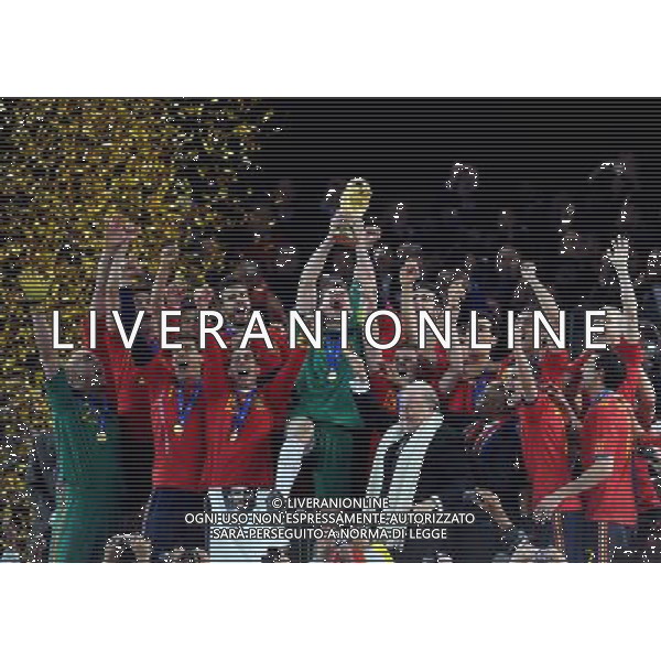 (100712) -- JOHANNESBURG, July 12, 2010 () -- Players of Spain celebrate during the awarding ceremony after the 2010 FIFA football World Cup final match against the Netherlands on July 11, 2010 at Soccer City stadium in Johannesburg, South Africa. Spain won the final 1-0. (/Wang Yuguo) ©Photoshot/Agenzia Aldo Liverani Sas - ITALY ONLY: OLANDA - SPAGNA FINALE FIFA WORLD CUP CAMPIONATI MONDIALI SUD AFRICA 2010