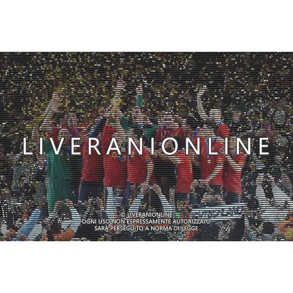 (100712) -- JOHANNESBURG, July 12, 2010 () -- Spain\'s players celebrate on the podium during the awarding ceremony after the World Cup final against the Netherlands at Soccer City stadium in Johannesburg, South Africa, July 11, 2010. Spain won the match 1-0. (/Wang Yuguo) ©Photoshot/Agenzia Aldo Liverani Sas - ITALY ONLY: OLANDA - SPAGNA FINALE FIFA WORLD CUP CAMPIONATI MONDIALI SUD AFRICA 2010