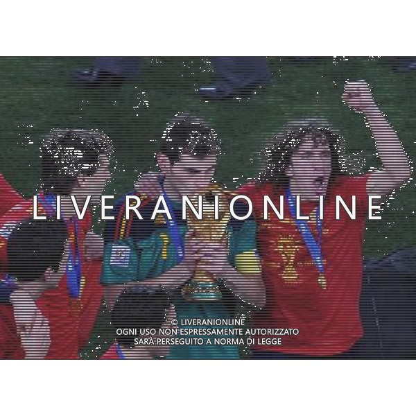 (100712) -- JOHANNESBURG, July 12, 2010 () -- Iker Casillas (C) of Spain kisses the World Cup trophy during the awarding ceremony after the 2010 FIFA football World Cup final match against the Netherlands on July 11, 2010 at Soccer City stadium in Johannesburg, South Africa. Spain won the final 1-0. (/Chen Haitong)(ljq) ©Photoshot/Agenzia Aldo Liverani Sas - ITALY ONLY: OLANDA - SPAGNA FINALE FIFA WORLD CUP CAMPIONATI MONDIALI SUD AFRICA 2010