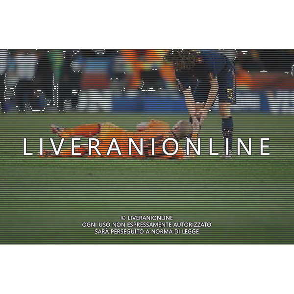 (100712) -- JOHANNESBURG, July 12, 2010 () -- Carles Puyol (R) of Spain greets Wesley Sneijder of the Netherlands after the World Cup final at Soccer City stadium in Johannesburg, South Africa, July 11, 2010. The Netherlands lost the match 0-1. (/Liao Yujie) ©Photoshot/Agenzia Aldo Liverani Sas - ITALY ONLY: OLANDA - SPAGNA FINALE FIFA WORLD CUP CAMPIONATI MONDIALI SUD AFRICA 2010