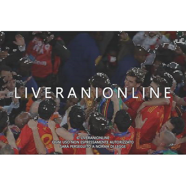 (100712) -- JOHANNESBURG, July 12, 2010 () -- Iker Casillas of Spain kisses the World Cup trophy during the awarding ceremony after the 2010 FIFA football World Cup final match against the Netherlands on July 11, 2010 at Soccer City stadium in Johannesburg, South Africa. Spain won the final 1-0. (/Xing Guangli)(ljq) ©Photoshot/Agenzia Aldo Liverani Sas - ITALY ONLY: OLANDA - SPAGNA FINALE FIFA WORLD CUP CAMPIONATI MONDIALI SUD AFRICA 2010