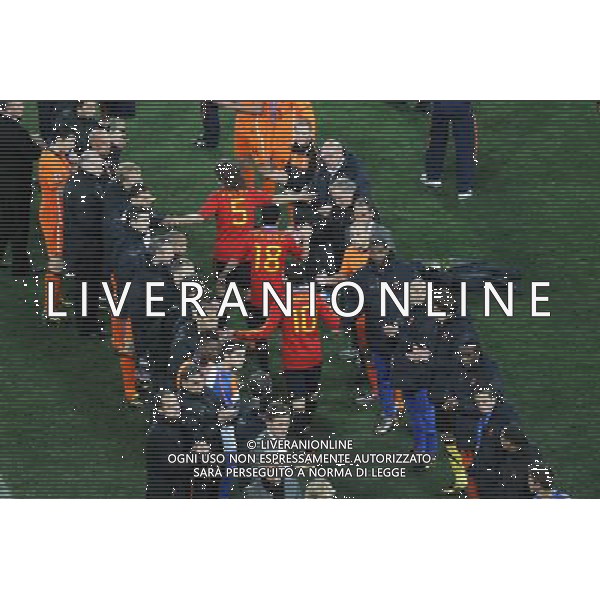 (100712) -- JOHANNESBURG, July 12, 2010 () -- Spain\'s players (C) greet the Dutch players while walking to the podium during the awarding ceremony after the World Cup final against the Netherlands at Soccer City stadium in Johannesburg, South Africa, July 11, 2010. Spain won the match 1-0. (/Xu Suhui) ©Photoshot/Agenzia Aldo Liverani Sas - ITALY ONLY: OLANDA - SPAGNA FINALE FIFA WORLD CUP CAMPIONATI MONDIALI SUD AFRICA 2010