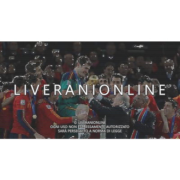 (100712) -- JOHANNESBURG, July 12, 2010 () -- FIFA President Sepp Blatter (bottom R3) hands the trophy to Spain\'s Iker Casillas on the podium during the awarding ceremony after the World Cup final against the Netherlands at Soccer City stadium in Johannesburg, South Africa, July 11, 2010. Spain won the final 1-0. (/Liao Yujie) ©Photoshot/Agenzia Aldo Liverani Sas - ITALY ONLY: OLANDA - SPAGNA FINALE FIFA WORLD CUP CAMPIONATI MONDIALI SUD AFRICA 2010