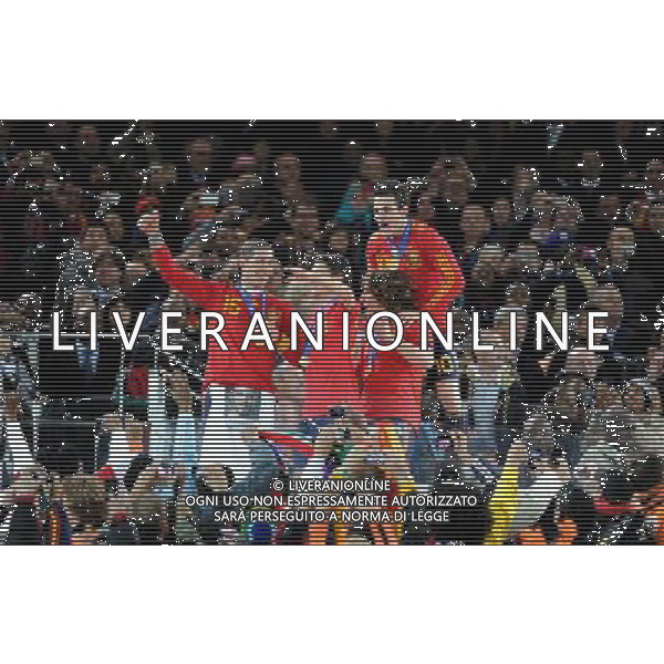 (100712) -- JOHANNESBURG, July 12, 2010 () -- Players of Spain celebrate during the awarding ceremony after the 2010 FIFA football World Cup final soccer match against the Netherlands on July 11, 2010 at Soccer City stadium in Johannesburg, South Africa. Spain won the final 1-0. (/Guo Yong)(ljq) ©Photoshot/Agenzia Aldo Liverani Sas - ITALY ONLY: OLANDA - SPAGNA FINALE FIFA WORLD CUP CAMPIONATI MONDIALI SUD AFRICA 2010