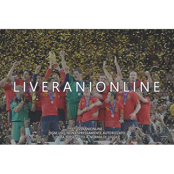 (100712) -- JOHANNESBURG, July 12, 2010 () -- Players of Spain celebrate during the awarding ceremony after the 2010 FIFA football World Cup final soccer match against the Netherlands on July 11, 2010 at Soccer City stadium in Johannesburg, South Africa. Spain won the final 1-0. (/Guo Yong)(ljq) ©Photoshot/Agenzia Aldo Liverani Sas - ITALY ONLY: OLANDA - SPAGNA FINALE FIFA WORLD CUP CAMPIONATI MONDIALI SUD AFRICA 2010