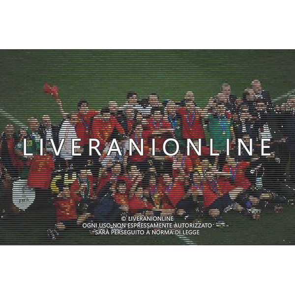 (100712) -- JOHANNESBURG, July 12, 2010 () -- Players of Spain pose for photos during the awarding ceremony after the 2010 FIFA football World Cup final match against the Netherlands on July 11, 2010 at Soccer City stadium in Johannesburg, South Africa. Spain won the final 1-0. (/Li Ga) ©Photoshot/Agenzia Aldo Liverani Sas - ITALY ONLY: OLANDA - SPAGNA FINALE FIFA WORLD CUP CAMPIONATI MONDIALI SUD AFRICA 2010