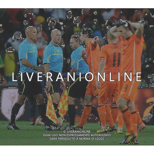 (100712) -- JOHANNESBURG, July 12, 2010 () -- Spain\'s Mark Van Bommel (L4) argues with referees after the World Cup final against Spain at Soccer City stadium in Johannesburg, South Africa, July 11, 2010. Spain won the match 1-0. (/Wang Yuguo) ©Photoshot/Agenzia Aldo Liverani Sas - ITALY ONLY: OLANDA - SPAGNA FINALE FIFA WORLD CUP CAMPIONATI MONDIALI SUD AFRICA 2010