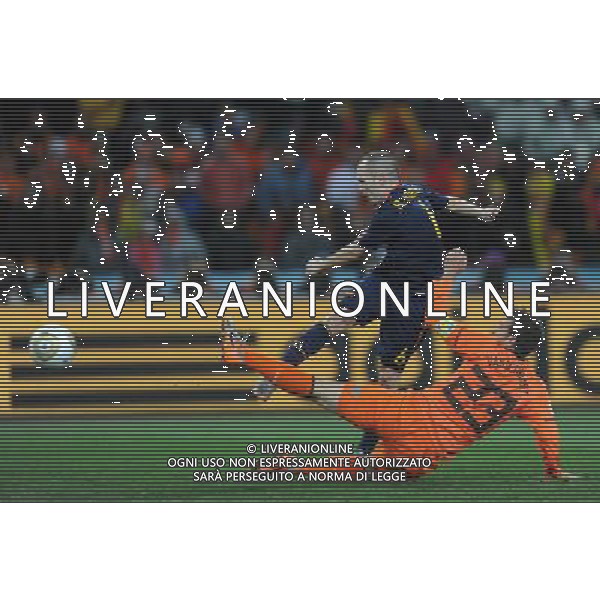 (100712) -- JOHANNESBURG, July 12, 2010 () -- Andres Iniesta (top) of Spain scores a goal during the World Cup final against the Netherlands at Soccer City stadium in Johannesburg, South Africa, July 11, 2010. Spain won the match 1-0. (/Wang Yuguo) ©Photoshot/Agenzia Aldo Liverani Sas - ITALY ONLY: OLANDA - SPAGNA FINALE FIFA WORLD CUP CAMPIONATI MONDIALI SUD AFRICA 2010