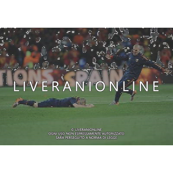 (100712) -- JOHANNESBURG, July 12, 2010 () -- Andres Iniesta of Spain (L) celebrates after the World Cup final against the Netherlands at Soccer City stadium in Johannesburg, South Africa, July 11, 2010. Spain won the match 1-0. (/Wang Yuguo) ©Photoshot/Agenzia Aldo Liverani Sas - ITALY ONLY: OLANDA - SPAGNA FINALE FIFA WORLD CUP CAMPIONATI MONDIALI SUD AFRICA 2010