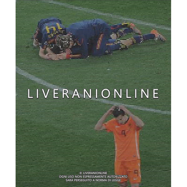 (100712) -- JOHANNESBURG, July 12, 2010 () -- Spain\'s players celebrate while Robin Van Persie (Front) of the Netherlands walks past after the World Cup final at Soccer City stadium in Johannesburg, South Africa, July 11, 2010. Spain won the match 1-0. (/Li Ga) ©Photoshot/Agenzia Aldo Liverani Sas - ITALY ONLY: OLANDA - SPAGNA FINALE FIFA WORLD CUP CAMPIONATI MONDIALI SUD AFRICA 2010