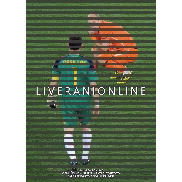 (100712) -- JOHANNESBURG, July 12, 2010 () -- Spain\'s Iker Casillas (L) walks towards Arjen Robben of the Netherlands after the World Cup final at Soccer City stadium in Johannesburg, South Africa, July 11, 2010. Spain won the match 1-0. (/Li Ga) ©Photoshot/Agenzia Aldo Liverani Sas - ITALY ONLY: OLANDA - SPAGNA FINALE FIFA WORLD CUP CAMPIONATI MONDIALI SUD AFRICA 2010