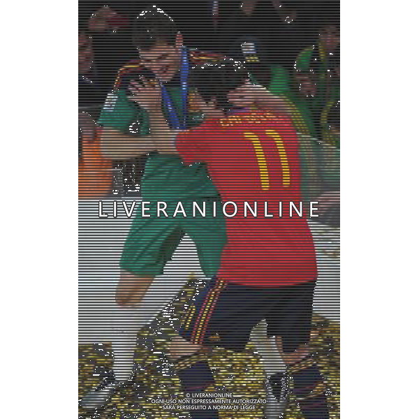 (100712) -- JOHANNESBURG, July 12, 2010 () -- Spain\'s Iker Casillas (L) celebrates with Joan Capdevila after the World Cup final against the Netherlands at Soccer City stadium in Johannesburg, South Africa, July 11, 2010. Spain won the match 1-0. (/Li Ga) ©Photoshot/Agenzia Aldo Liverani Sas - ITALY ONLY: OLANDA - SPAGNA FINALE FIFA WORLD CUP CAMPIONATI MONDIALI SUD AFRICA 2010