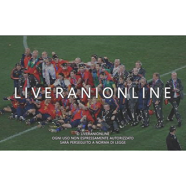 (100712) -- JOHANNESBURG, July 12, 2010 () -- Players of Spain pose for photos during the awarding ceremony after the 2010 FIFA football World Cup final match against the Netherlands on July 11, 2010 at Soccer City stadium in Johannesburg, South Africa. Spain won the final 1-0. (/Xu Suhui) ©Photoshot/Agenzia Aldo Liverani Sas - ITALY ONLY: OLANDA - SPAGNA FINALE FIFA WORLD CUP CAMPIONATI MONDIALI SUD AFRICA 2010