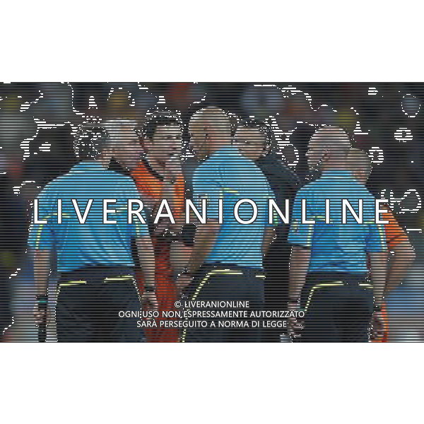 (100712) -- JOHANNESBURG, July 12, 2010 () -- Spain\'s Mark Van Bommel (L3) argues with referees during the World Cup final against Spain at Soccer City stadium in Johannesburg, South Africa, July 11, 2010. Spain won the match 1-0. (/Liao Yujie) ©Photoshot/Agenzia Aldo Liverani Sas - ITALY ONLY: OLANDA - SPAGNA FINALE FIFA WORLD CUP CAMPIONATI MONDIALI SUD AFRICA 2010