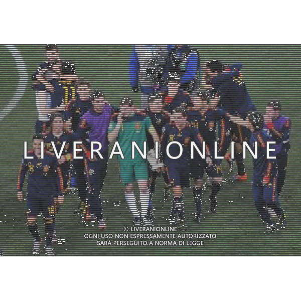 (100712) -- JOHANNESBURG, July 12, 2010 () -- Spain\'s players celebrate their victory after the World Cup final against the Netherlands at Soccer City stadium in Johannesburg, South Africa, July 11, 2010. Spain won the final 1-0. (/Xu Suhui) ©Photoshot/Agenzia Aldo Liverani Sas - ITALY ONLY: OLANDA - SPAGNA FINALE FIFA WORLD CUP CAMPIONATI MONDIALI SUD AFRICA 2010