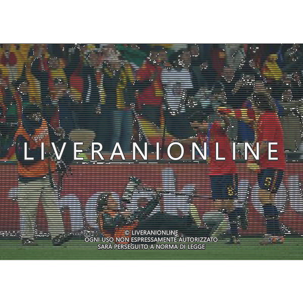 (100712) -- JOHANNESBURG, July 12, 2010 () -- Spain\'s Xavi (R2) and Carles Puyol celebrate after the World Cup final against the Netherlands at Soccer City stadium in Johannesburg, South Africa, July 11, 2010. Spain won the match 1-0. (/Wang Yuguo) ©Photoshot/Agenzia Aldo Liverani Sas - ITALY ONLY: OLANDA - SPAGNA FINALE FIFA WORLD CUP CAMPIONATI MONDIALI SUD AFRICA 2010