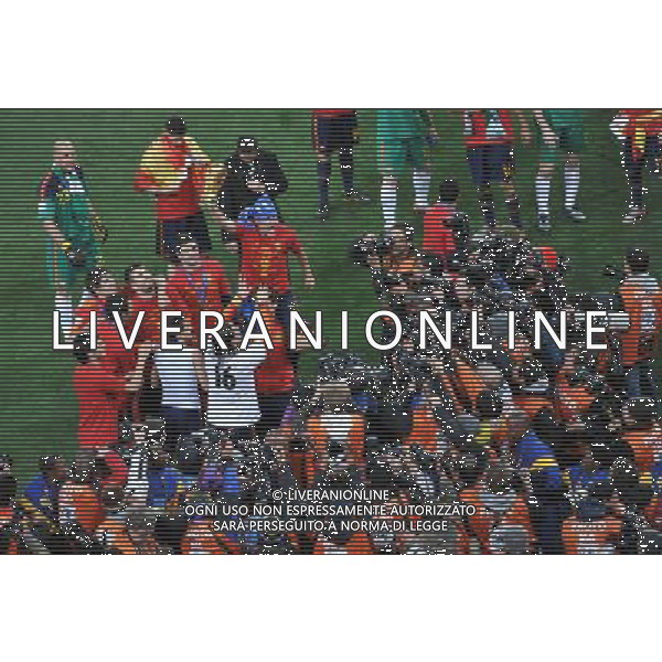 (100712) -- JOHANNESBURG, July 12, 2010 () -- Spain\'s team celebrates in front of photographers after the World Cup final against the Netherlands at Soccer City stadium in Johannesburg, South Africa, July 11, 2010. Spain won the match 1-0. (/Xu Suhui) ©Photoshot/Agenzia Aldo Liverani Sas - ITALY ONLY: OLANDA - SPAGNA FINALE FIFA WORLD CUP CAMPIONATI MONDIALI SUD AFRICA 2010