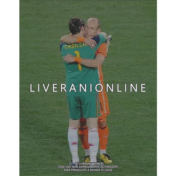 (100712) -- JOHANNESBURG, July 12, 2010 () -- Spain\'s Iker Casillas (L) hugs Arjen Robben of the Netherlands after the World Cup final at Soccer City stadium in Johannesburg, South Africa, July 11, 2010. Spain won the match 1-0. (/Li Ga) ©Photoshot/Agenzia Aldo Liverani Sas - ITALY ONLY: OLANDA - SPAGNA FINALE FIFA WORLD CUP CAMPIONATI MONDIALI SUD AFRICA 2010