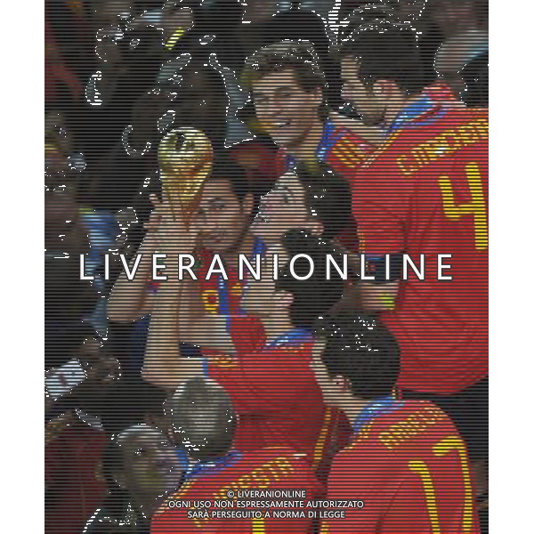 (100712) -- JOHANNESBURG, July 12, 2010 () -- Spain\'s Fernando Torres (C) looks at the trophy during the awarding ceremony after the World Cup final against the Netherlands at Soccer City stadium in Johannesburg, South Africa, July 11, 2010. Spain won the match 1-0. (/Li Ga) ©Photoshot/Agenzia Aldo Liverani Sas - ITALY ONLY: OLANDA - SPAGNA FINALE FIFA WORLD CUP CAMPIONATI MONDIALI SUD AFRICA 2010