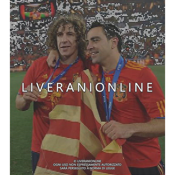 (100712) -- JOHANNESBURG, July 12, 2010 () -- Carles Puyol (L) and Xavi of Spain show the medal after the 2010 FIFA football World Cup final match against the Netherlands on July 11, 2010 at Soccer City stadium in Johannesburg, South Africa. Spain won the final 1-0. (/Yang Lei)(ljq) ©Photoshot/Agenzia Aldo Liverani Sas - ITALY ONLY: OLANDA - SPAGNA FINALE FIFA WORLD CUP CAMPIONATI MONDIALI SUD AFRICA 2010