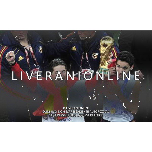 (100712) -- JOHANNESBURG, July 12, 2010 () -- Sergio Ramos (L) of Spain shows the World Cup trophy during the awarding ceremony after the 2010 FIFA football World Cup final match against the Netherlands on July 11, 2010 at Soccer City stadium in Johannesburg, South Africa. Spain won the final 1-0. (/Chen Haitong)(ljq) ©Photoshot/Agenzia Aldo Liverani Sas - ITALY ONLY: OLANDA - SPAGNA FINALE FIFA WORLD CUP CAMPIONATI MONDIALI SUD AFRICA 2010