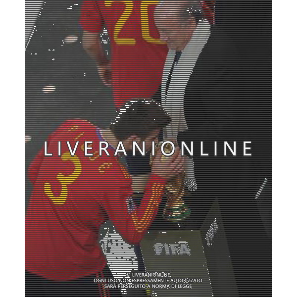 (100712) -- JOHANNESBURG, July 12, 2010 () -- Spain\'s Gerard Pique (L) kisses the trophy before the awarding ceremony of the World Cup final at Soccer City stadium in Johannesburg, South Africa, July 11, 2010. Spain won the final 1-0. (/Li Ga) ©Photoshot/Agenzia Aldo Liverani Sas - ITALY ONLY: OLANDA - SPAGNA FINALE FIFA WORLD CUP CAMPIONATI MONDIALI SUD AFRICA 2010