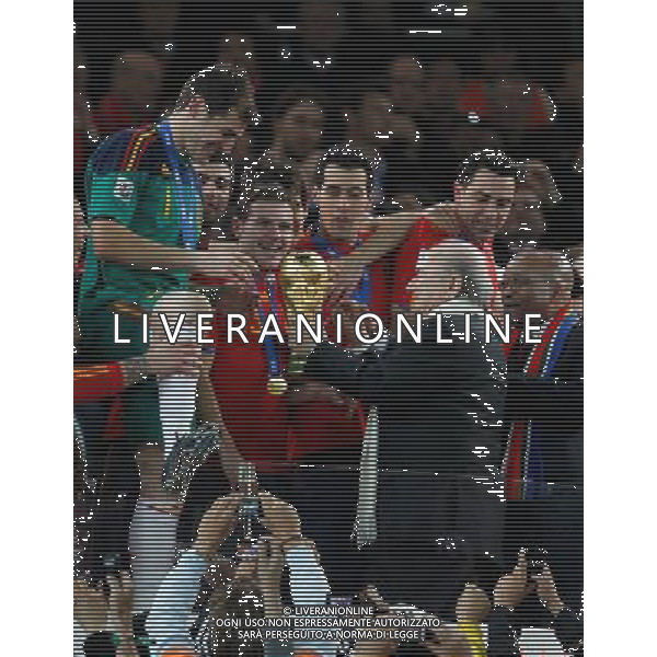(100712) -- JOHANNESBURG, July 12, 2010 () -- FIFA President Sepp Blatter (R2) hands the trophy to Spain\'s Iker Casillas (L) on the podium during the awarding ceremony after the World Cup final against the Netherlands at Soccer City stadium in Johannesburg, South Africa, July 11, 2010. Spain won the final 1-0. (/Liao Yujie) ©Photoshot/Agenzia Aldo Liverani Sas - ITALY ONLY: OLANDA - SPAGNA FINALE FIFA WORLD CUP CAMPIONATI MONDIALI SUD AFRICA 2010