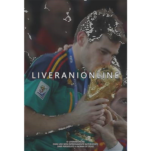 (100712) -- JOHANNESBURG, July 12, 2010 () -- Goalkeeper and captain of the Spanish team Iker Casillas kisses the trophy on the podium during the awarding ceremony after the World Cup final against the Netherlands at Soccer City stadium in Johannesburg, South Africa, July 11, 2010. Spain won the match 1-0. (/Liao Yujie) ©Photoshot/Agenzia Aldo Liverani Sas - ITALY ONLY: OLANDA - SPAGNA FINALE FIFA WORLD CUP CAMPIONATI MONDIALI SUD AFRICA 2010