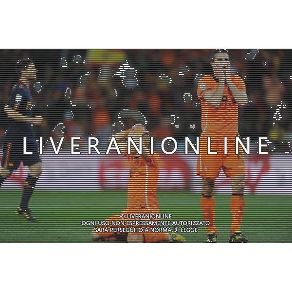 (100712) -- JOHANNESBURG, July 12, 2010 () -- Arjen Robben (C) of the Netherlands reacts after failing to score during the 2010 FIFA football World Cup final soccer match against Spain on July 11, 2010 at Soccer City stadium in Johannesburg, South Africa. (/Guo Yong)(ljq) ©Photoshot/Agenzia Aldo Liverani Sas - ITALY ONLY: OLANDA - SPAGNA FINALE FIFA WORLD CUP CAMPIONATI MONDIALI SUD AFRICA 2010