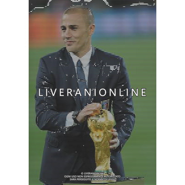 (100712) -- JOHANNESBURG, July 12, 2010 () -- Italian footballer Fabio Cannavaro, captain of the 2006 World Cup winning team, shows the World Cup trophy before the 2010 FIFA football World Cup final match between the Netherlands and Spain on July 11, 2010 at Soccer City stadium in Johannesburg, South Africa. (/Guo Yong)(ljq) ©Photoshot/Agenzia Aldo Liverani Sas - ITALY ONLY: OLANDA - SPAGNA FINALE FIFA WORLD CUP CAMPIONATI MONDIALI SUD AFRICA 2010