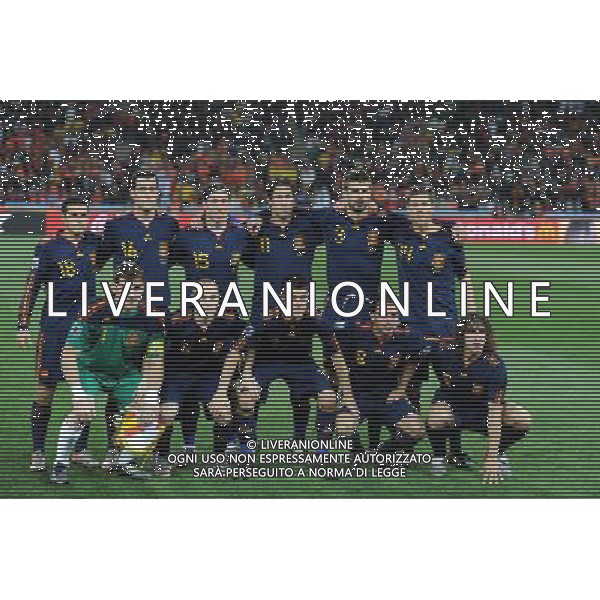 (100712) -- JOHANNESBURG, July 12, 2010 () -FORMAZIONE SPAGNA- Players of Spain pose before the 2010 FIFA football World Cup final match against the Netherlands on July 11, 2010 at Soccer City stadium in Johannesburg, South Africa. (/Guo Yong )(ljq) ©Photoshot/Agenzia Aldo Liverani Sas - ITALY ONLY: OLANDA - SPAGNA FINALE FIFA WORLD CUP CAMPIONATI MONDIALI SUD AFRICA 2010