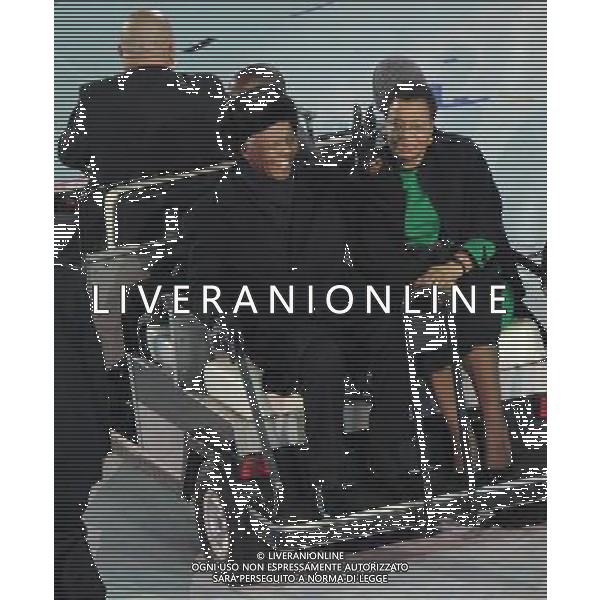 (100712) -- JOHANNESBURG, July 12, 2010 () -- South African Former President Nelson Mandela (L) and his wife Graca Machel greet the spectators during the closing ceremony of the 2010 FIFA football World Cup ahead of the final between the Netherlands and Spain on July 11, 2010 at Soccer City stadium in Johannesburg, South Africa. (/Li Ga) ©Photoshot/Agenzia Aldo Liverani Sas - ITALY ONLY - CERIMONIA DI CHIUSURA FIFA WORLD CUP CAMPIONATI MONDIALI SUD AFRICA 2010